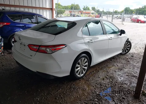 2018 Toyota Camry Le z USA, uszkodzony, nr VIN 4T1B11HK6JU623100